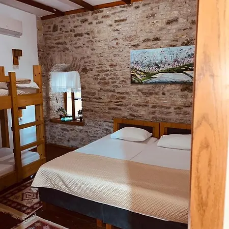 And Val-mar Vandrerhjem Gjirokastër